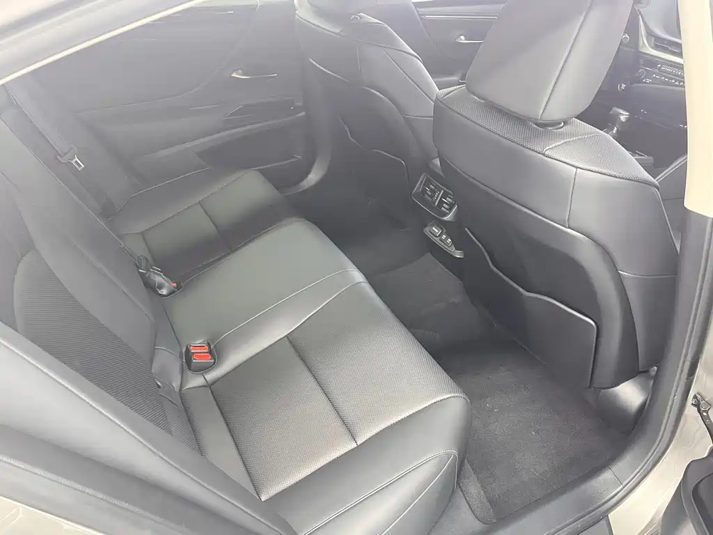 Lexus ES — миниатюра 11