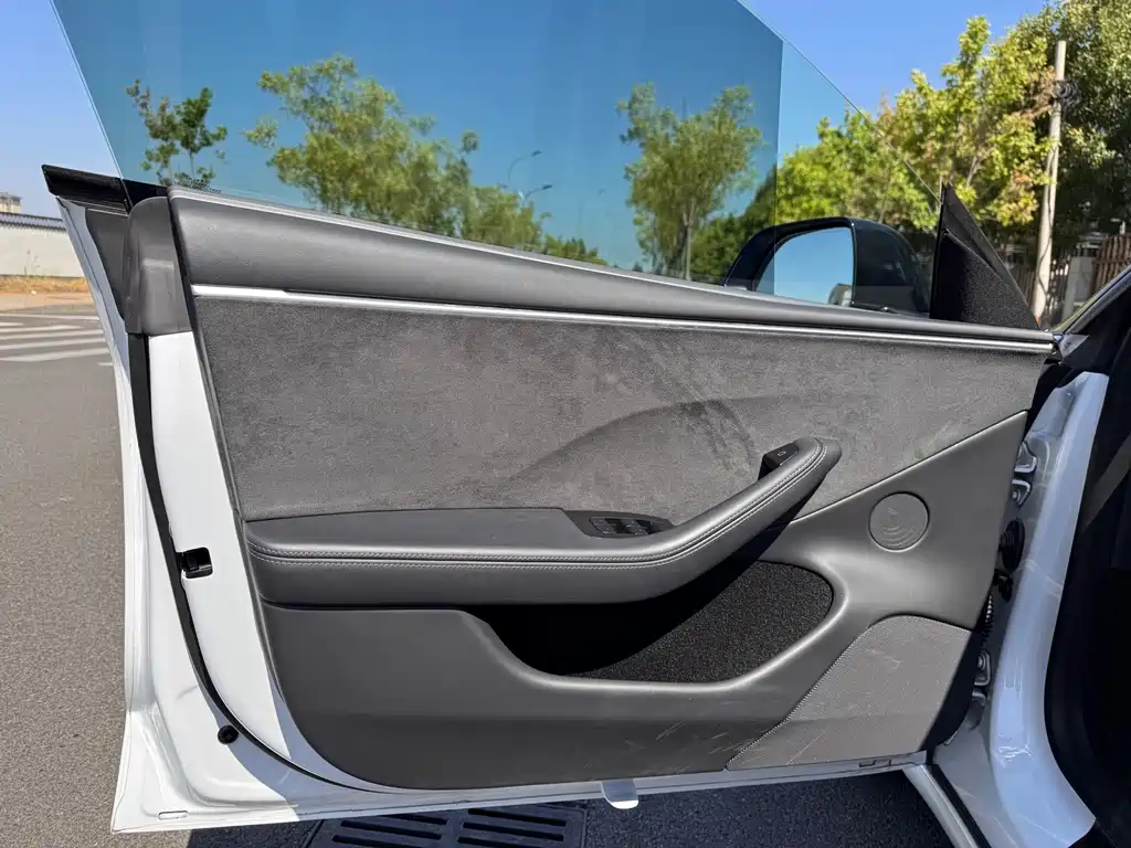 Tesla Model 3 — миниатюра 7