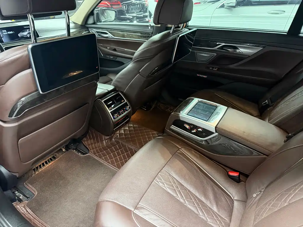 BMW 7 Series — миниатюра 14