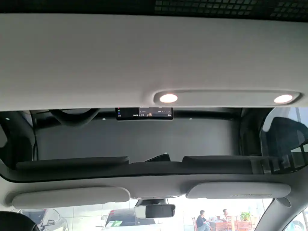 Tesla Model 3 — миниатюра 18