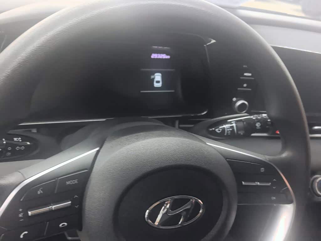 Hyundai Elantra 1.5 л 2022 г. Белый, пробег 29300 км