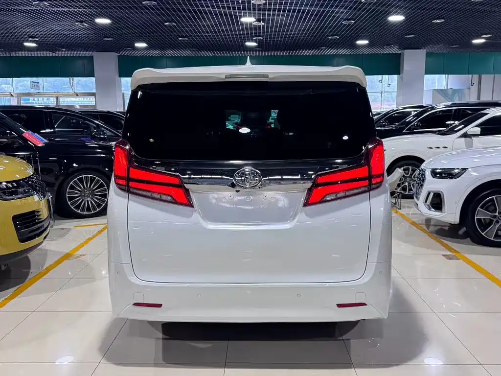 Toyota Alphard — миниатюра 9