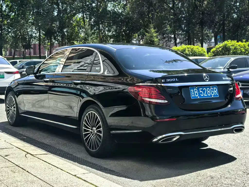 Mercedes-Benz E-Class — миниатюра 8