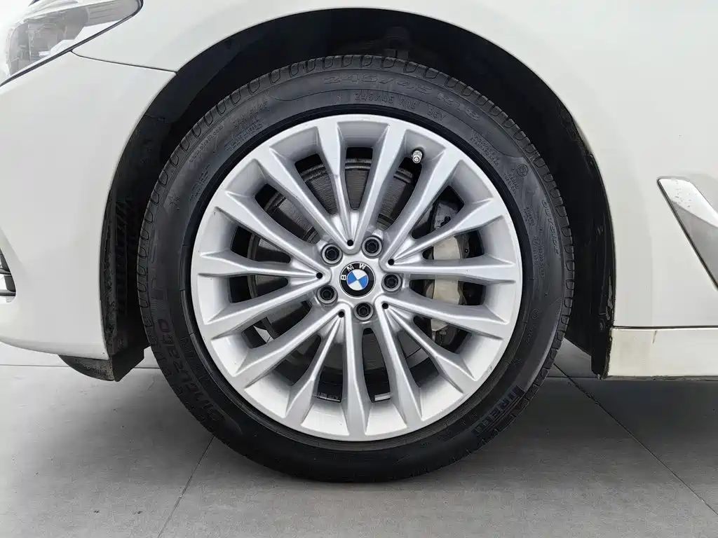 BMW 5 Series — миниатюра 17