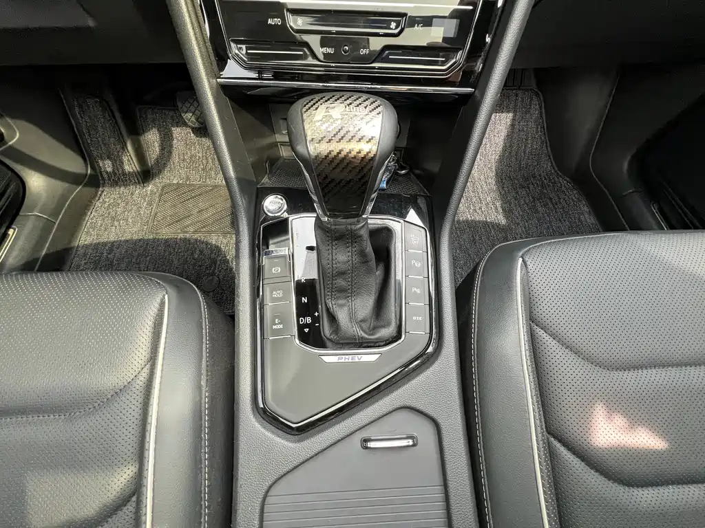 Volkswagen Tiguan L PHEV — миниатюра 13