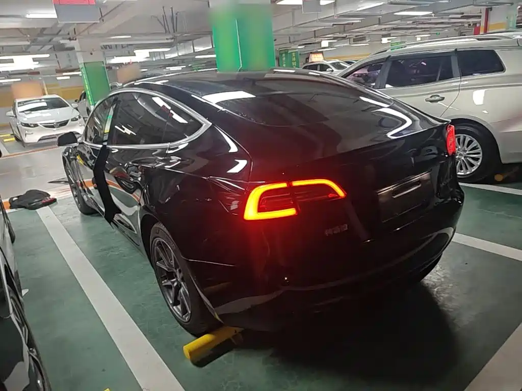 Tesla Model 3 — миниатюра 5