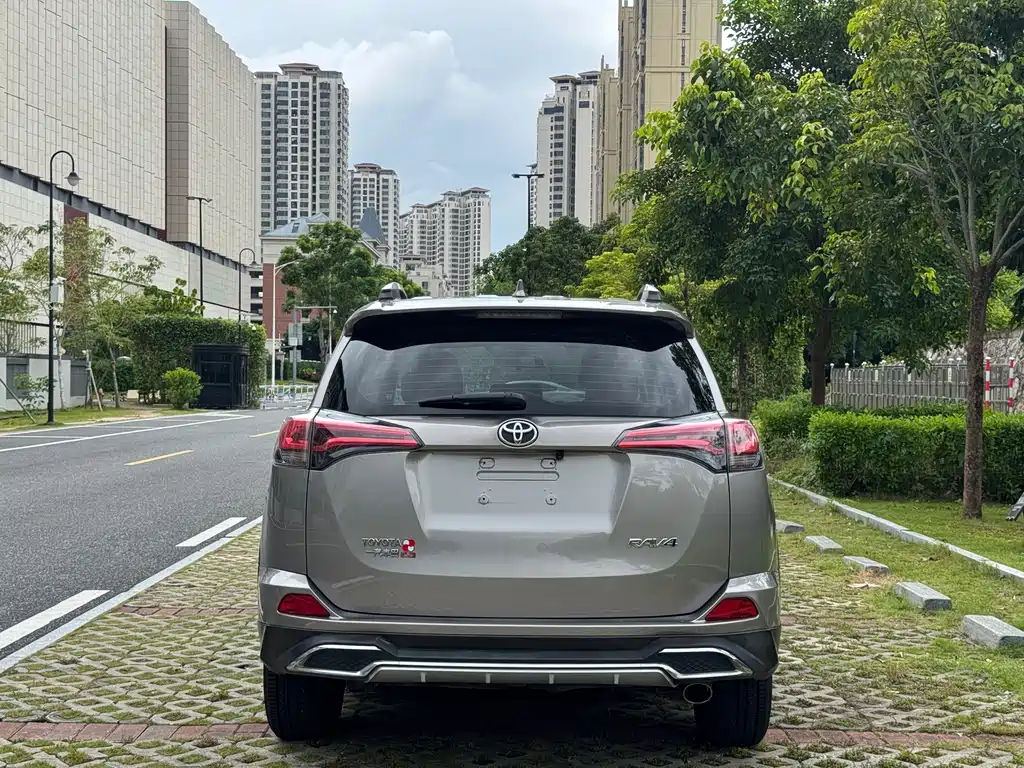 Toyota RAV4 — миниатюра 8