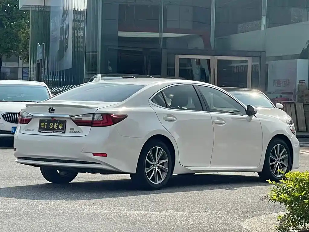 Lexus ES — миниатюра 7