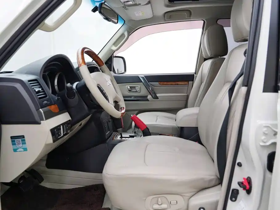 Mitsubishi Pajero (Import) — миниатюра 7