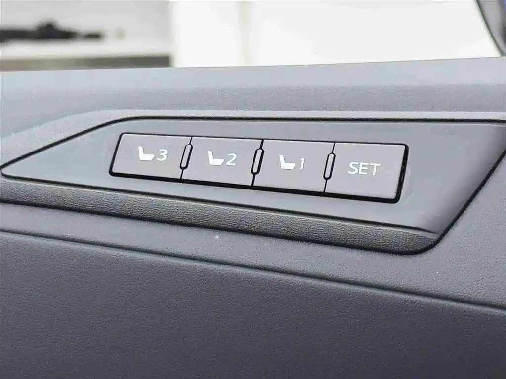 Toyota Alphard — миниатюра 16