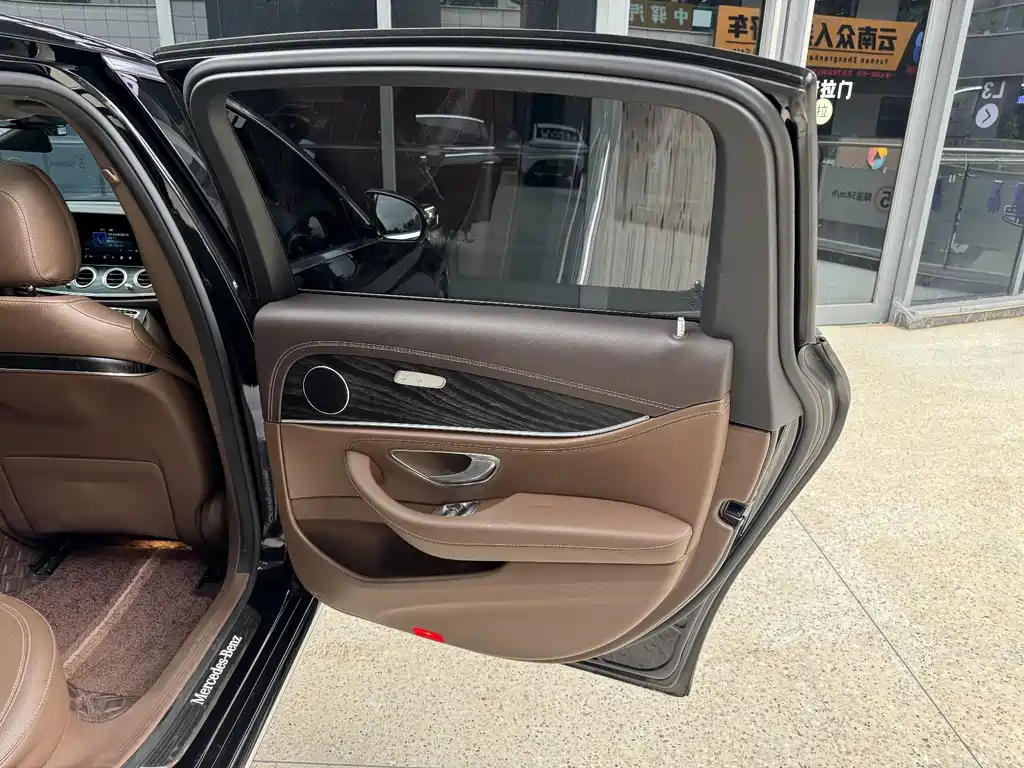 Mercedes-Benz E-Class — миниатюра 31