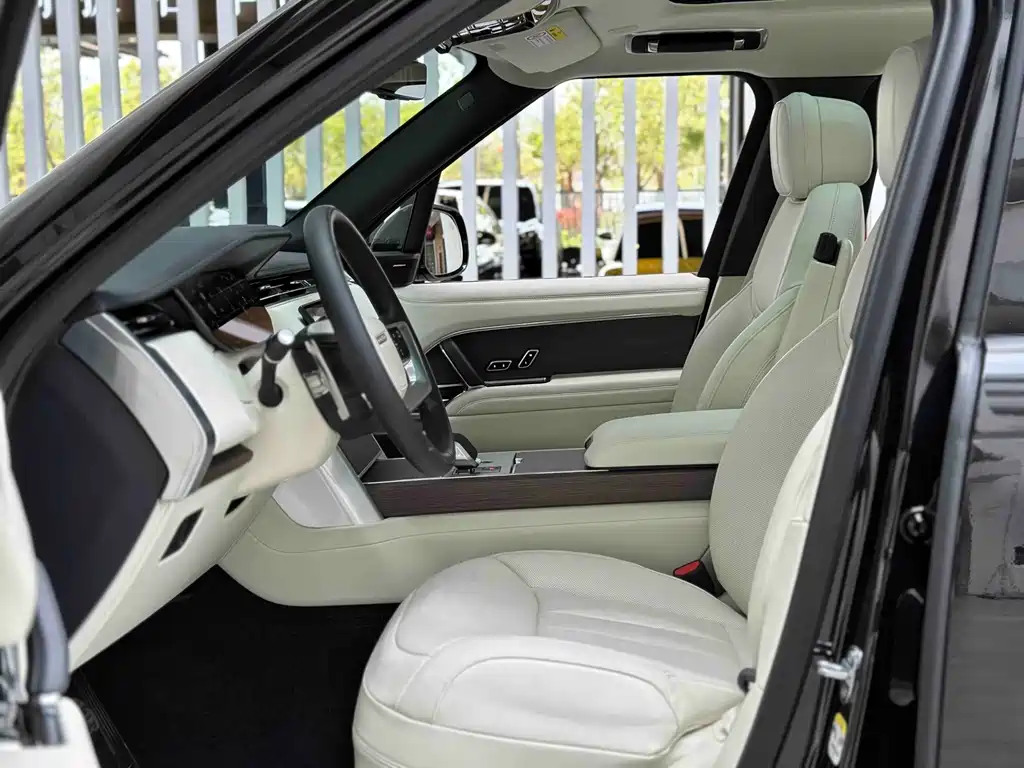 Land Rover Range Rover 2025 3.0 L6 400PS Long Wheelbase мест