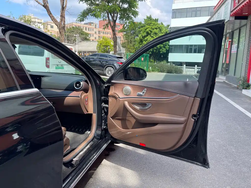 Mercedes-Benz E-Class — миниатюра 12