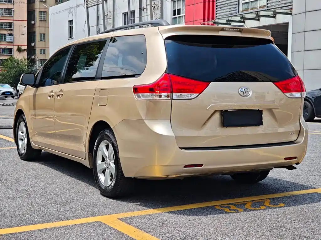 Toyota Sienna — миниатюра 7