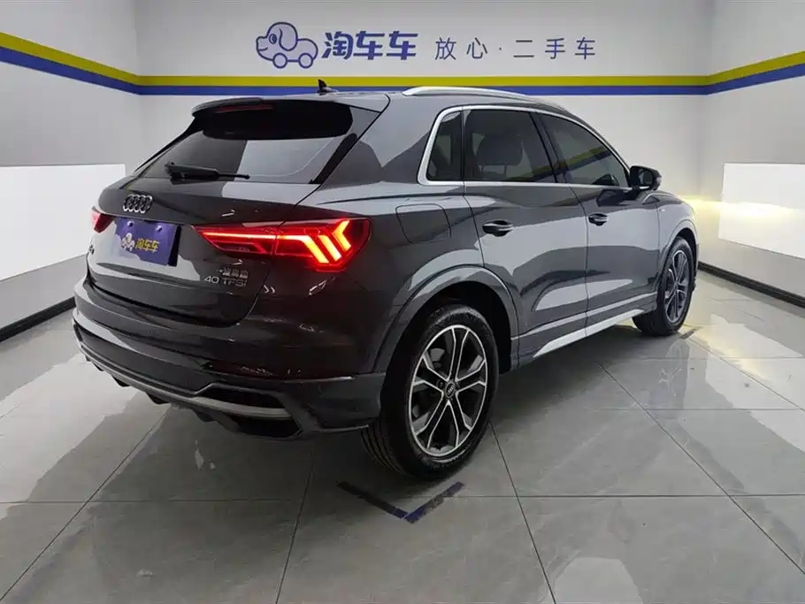 AUDI Q3