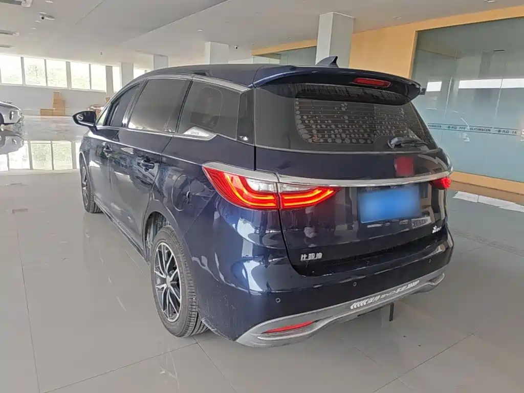 BYD MAX — миниатюра 5