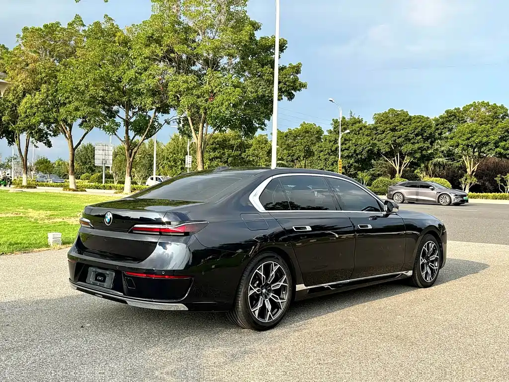 BMW 7 Series — миниатюра 5
