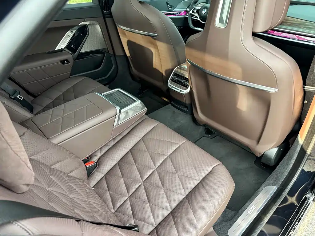 BMW 7 Series — миниатюра 10