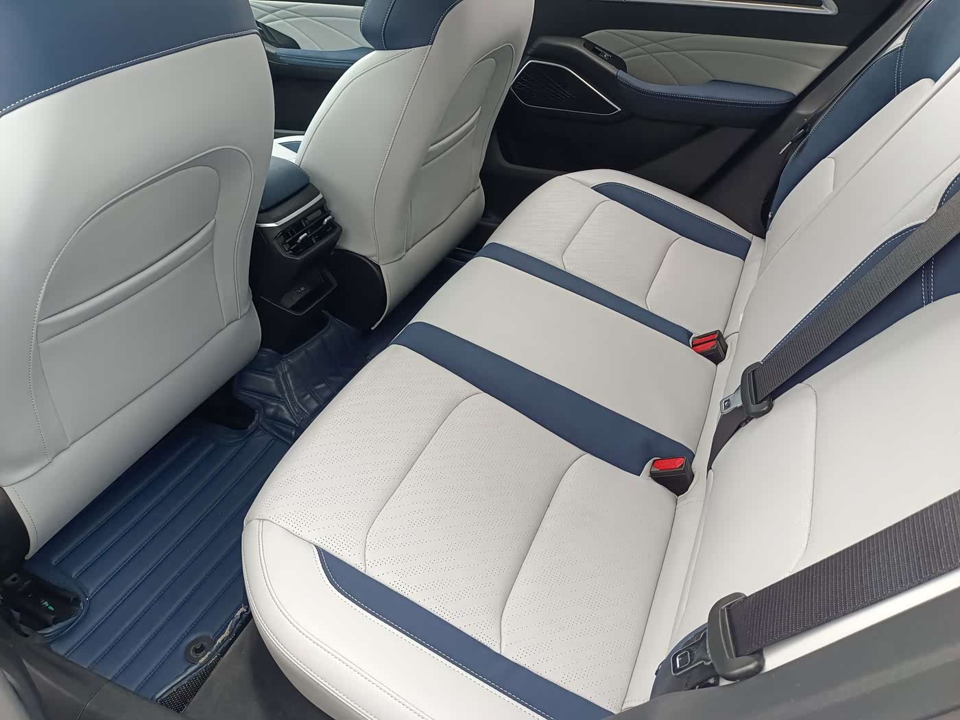 Geely Emgrand 1.5 л 2022 г. Белый, пробег 46000 км