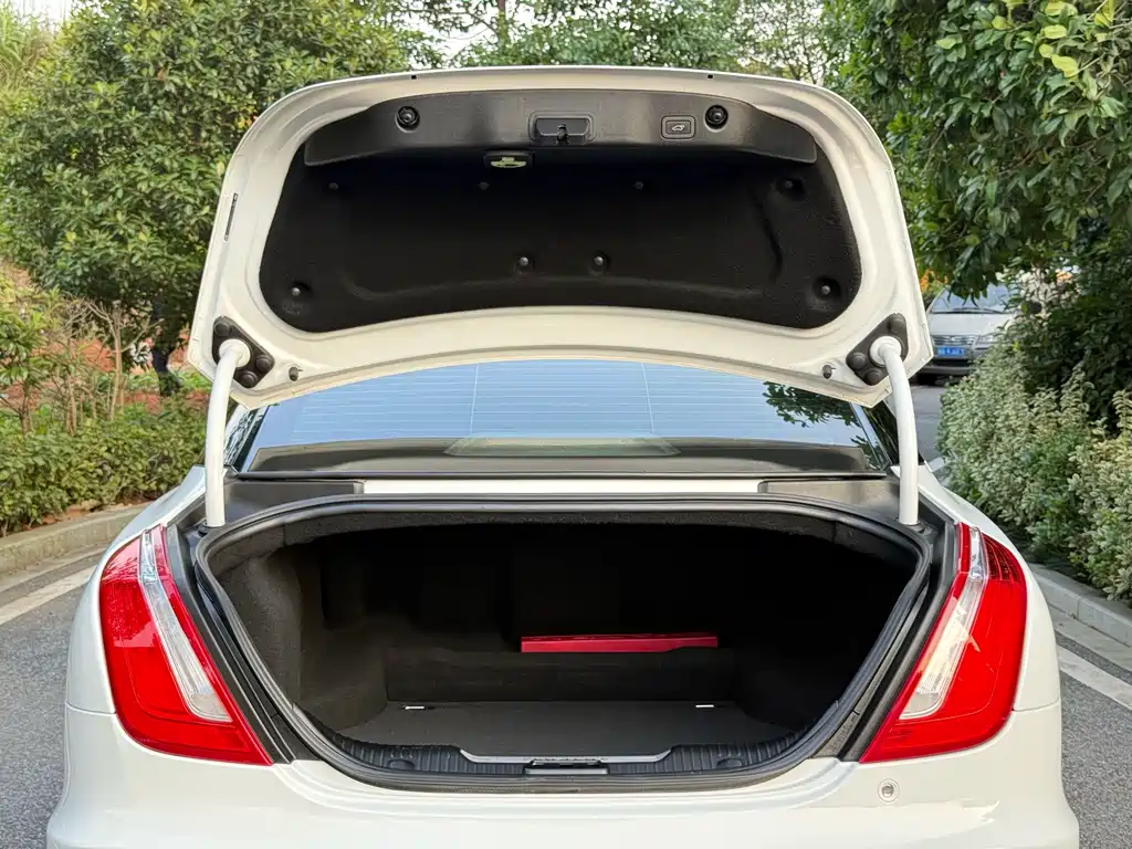 Jaguar XJ — миниатюра 26