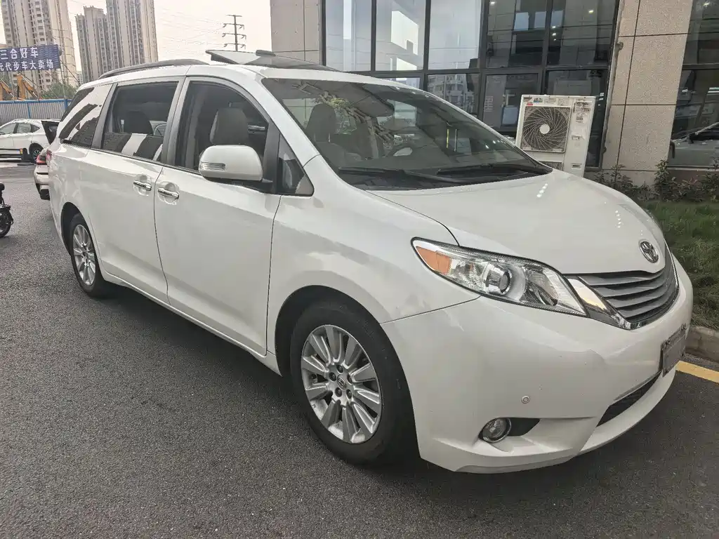 Toyota Sienna — миниатюра 2