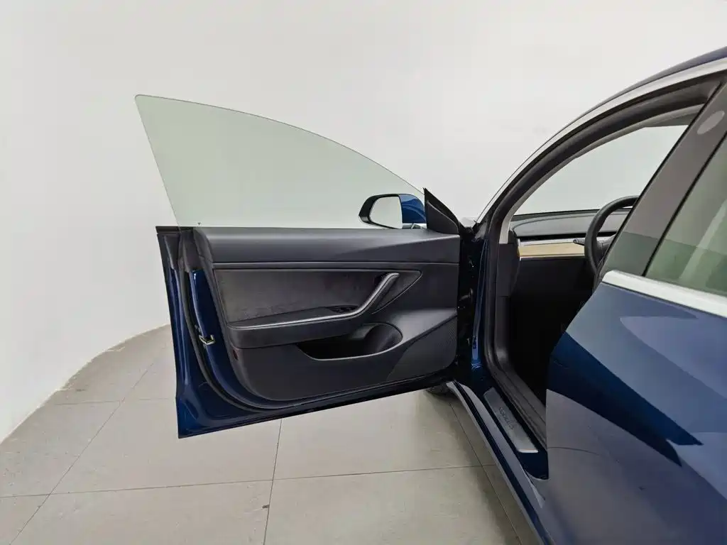 Tesla Model 3 — миниатюра 8