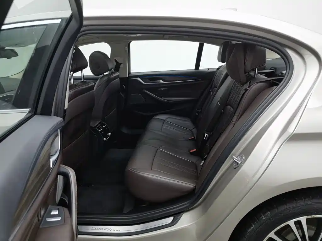 BMW 5 Series — миниатюра 15