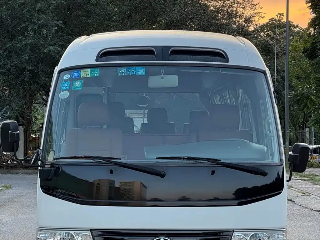 Toyota Coaster — миниатюра 2