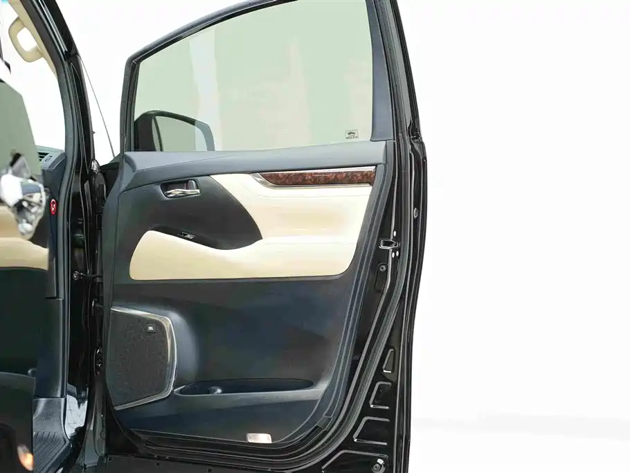 Toyota Alphard — миниатюра 25