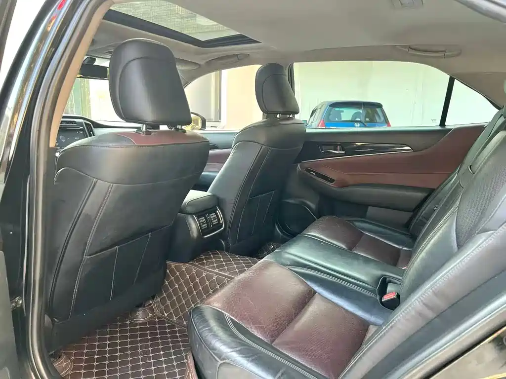 Toyota Crown — миниатюра 6