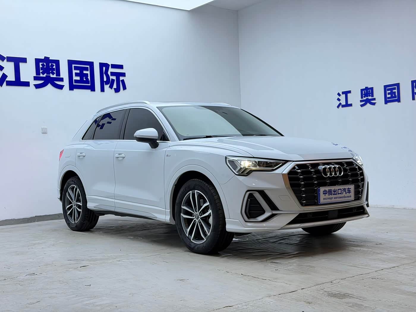 Audi Q3 1.4 л 2023 г. Белый, пробег 25000 км