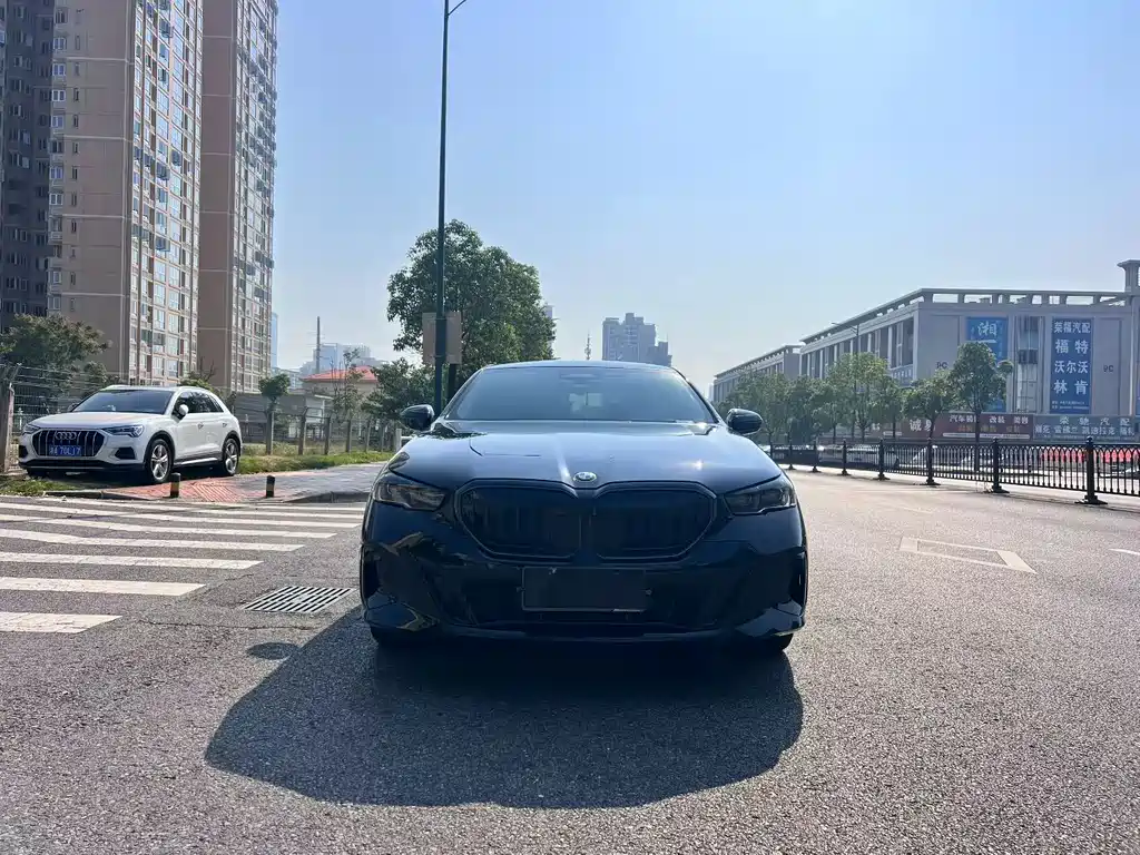 BMW 5 Series — миниатюра 2