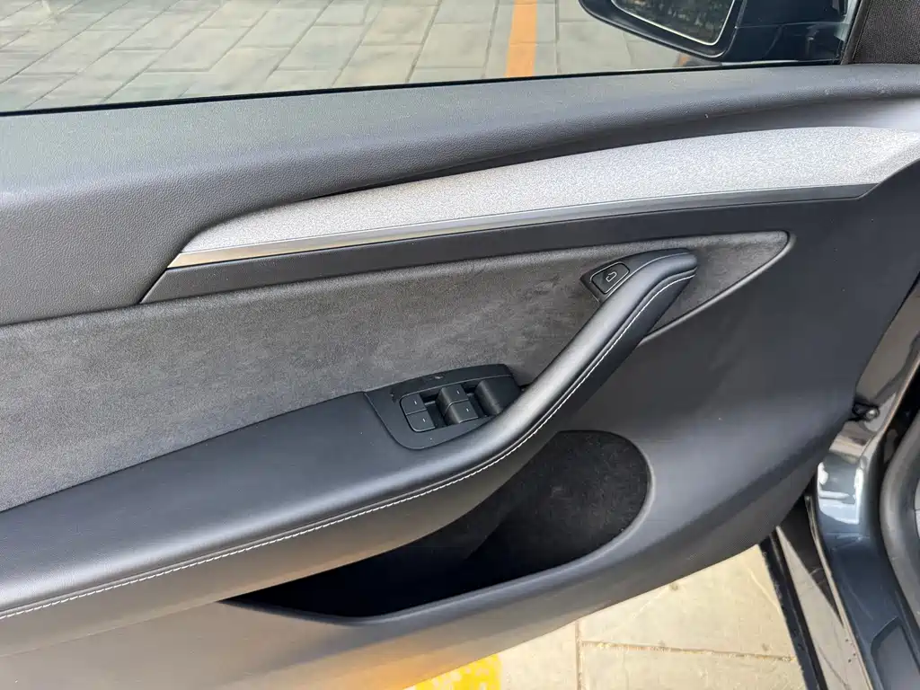 Tesla Model Y — миниатюра 9