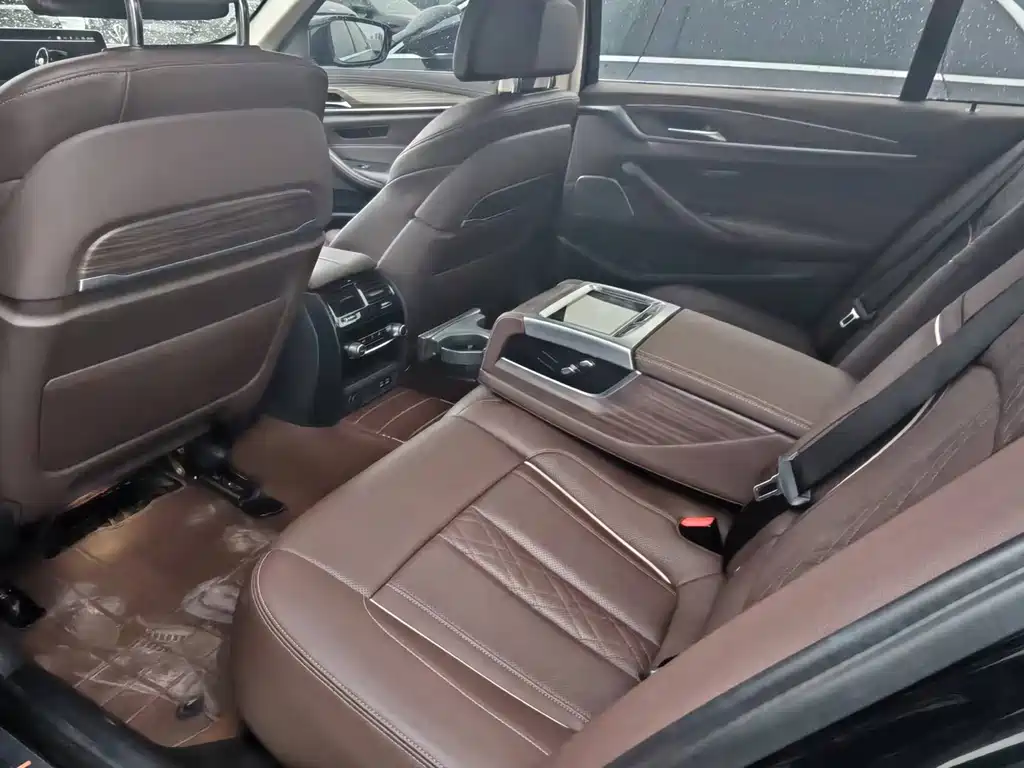 BMW 5 Series — миниатюра 9