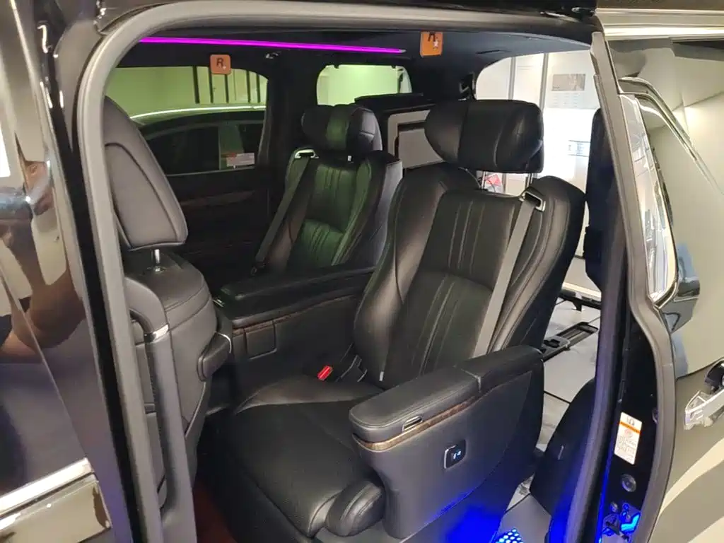 Toyota Alphard — миниатюра 22