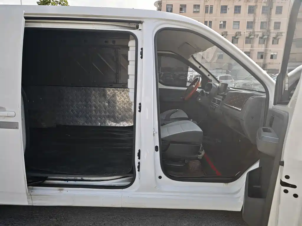 Wuling Yangguang — миниатюра 7