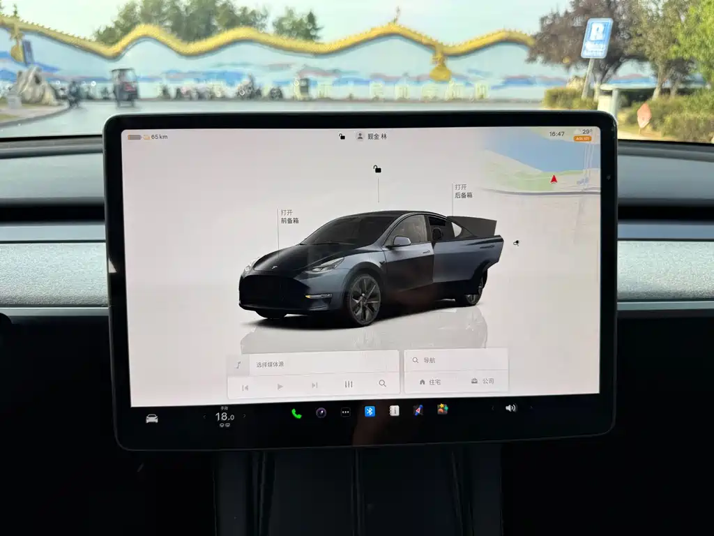 Tesla Model Y — миниатюра 15