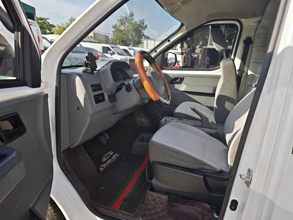Wuling Yangguang — миниатюра 5