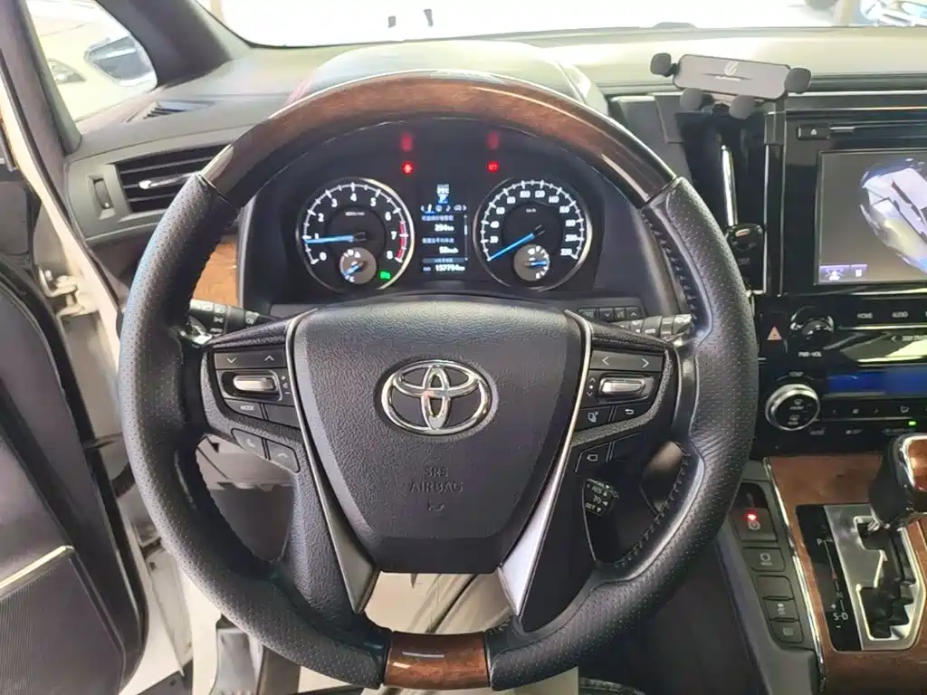 Toyota Alphard — миниатюра 11