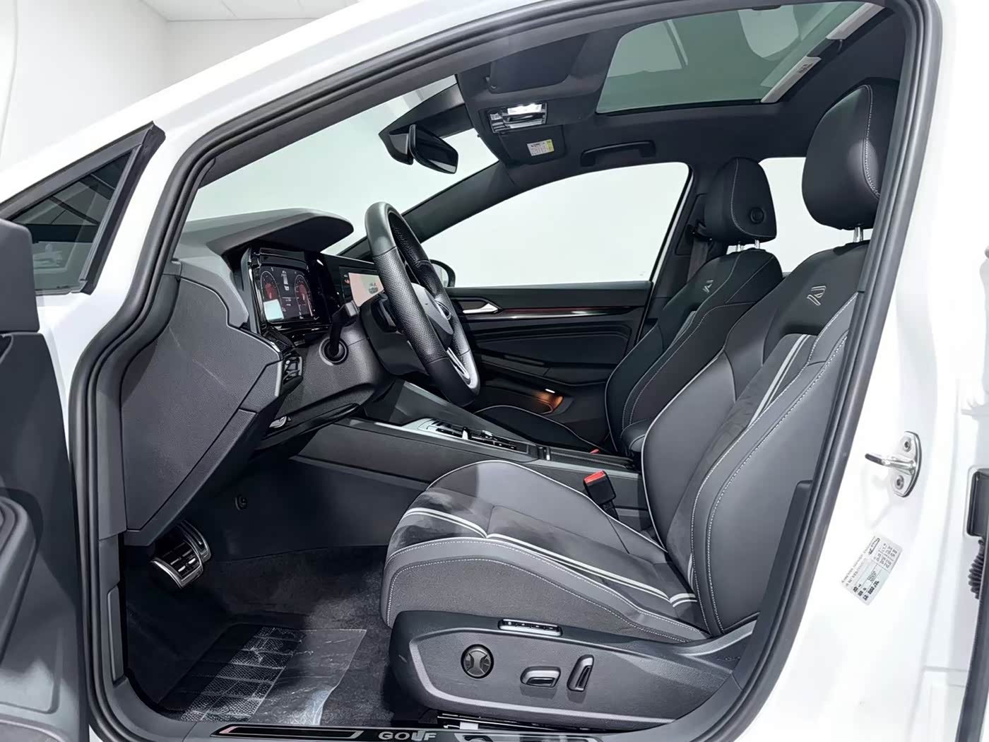 Volkswagen Golf 1.4 л 2022 г. Белый, пробег 25000 км