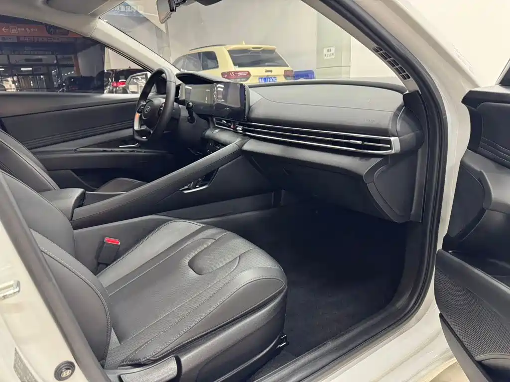 Hyundai Elantra — миниатюра 11