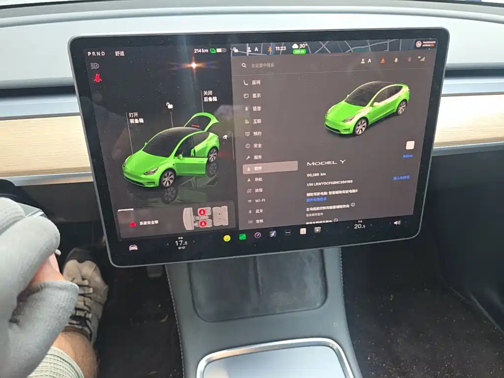 Tesla Model Y — миниатюра 12