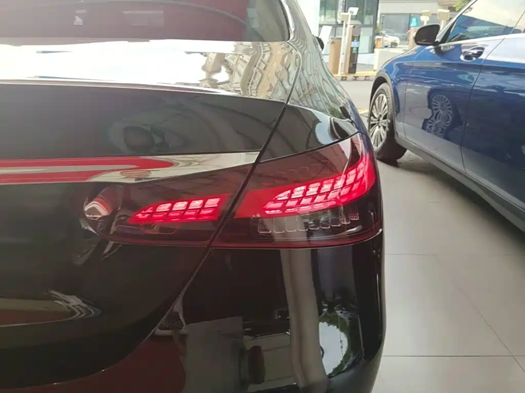 Mercedes-Benz E-Class — миниатюра 8