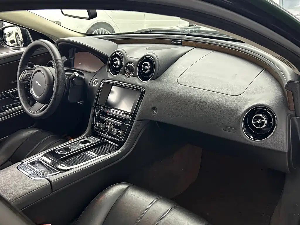 Jaguar XJ — миниатюра 10