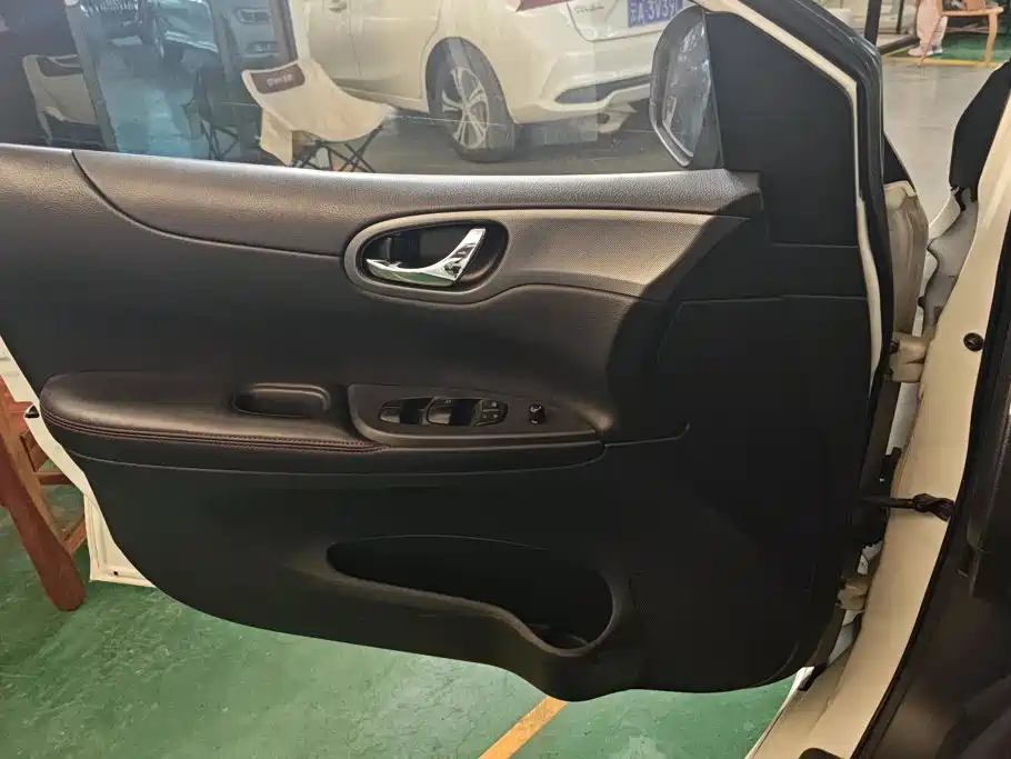 Nissan Tiida — миниатюра 7