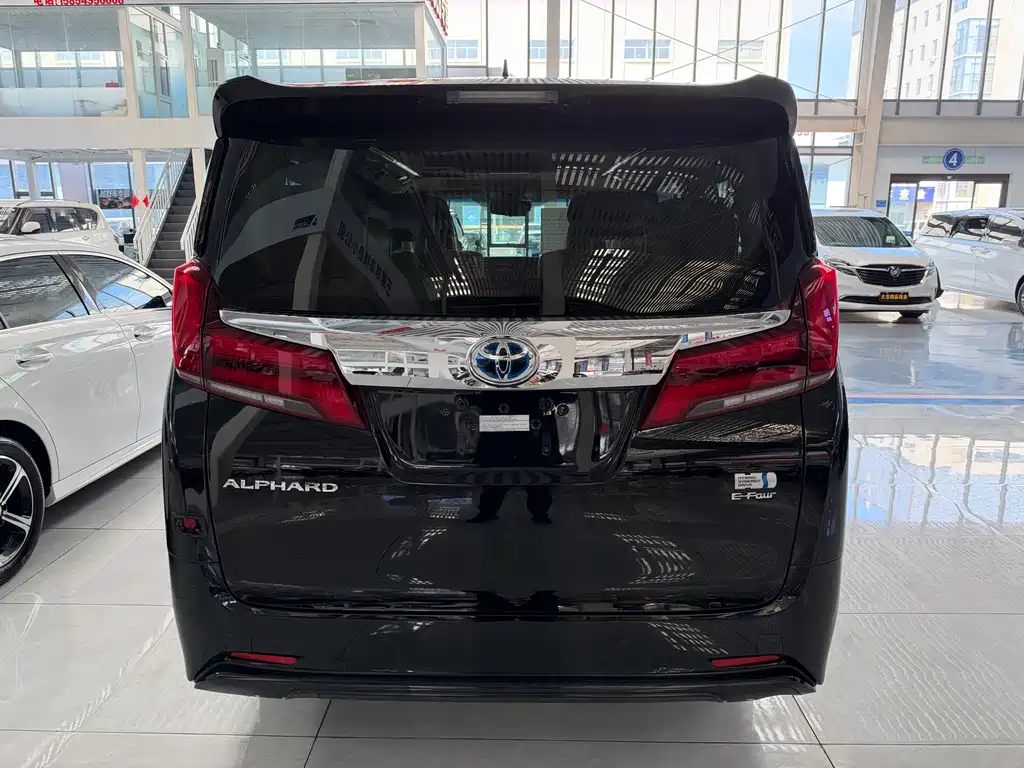 Toyota Alphard — миниатюра 4