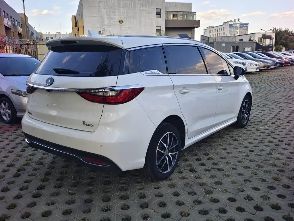 BYD MAX — миниатюра 9
