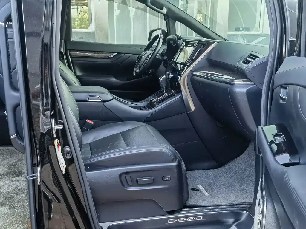 Toyota Alphard — миниатюра 11
