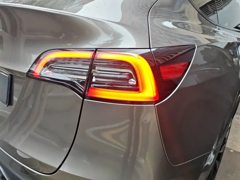 Tesla Model Y — миниатюра 8