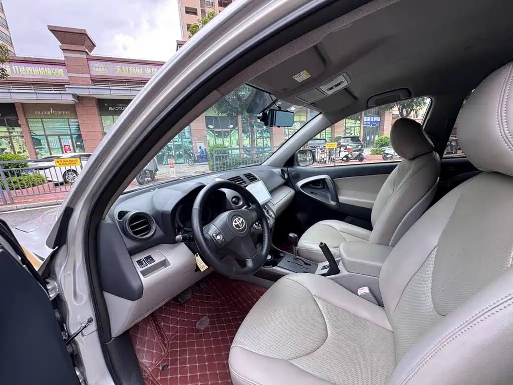 Toyota RAV4 — миниатюра 9